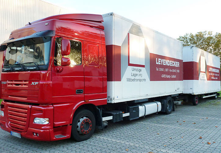 Roter LKW Firma Leyendecker