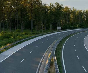 Autobahn durch einen Wald